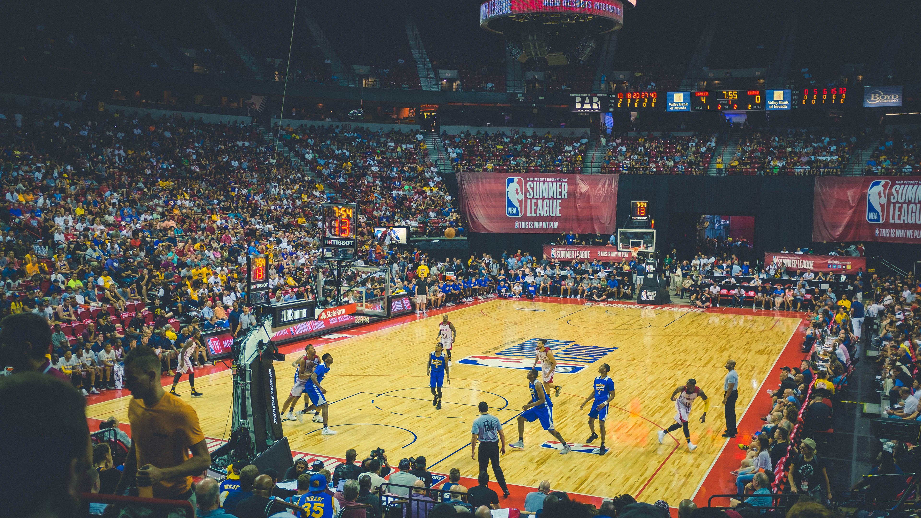 球员多次突破制造威胁带动全场气氛展现强大个人能力,持球队员突破后